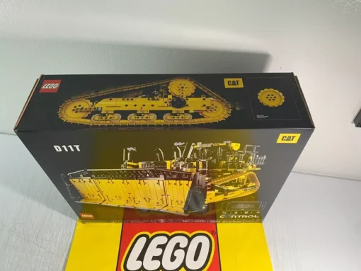 LEGO TECHNIC: App-Controlled Cat D11 Bulldozer (42131) — image 4